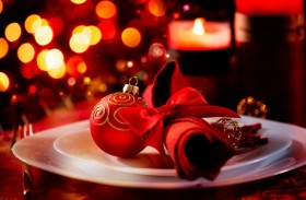 holiday-dinner-plate-decorations-bokeh
