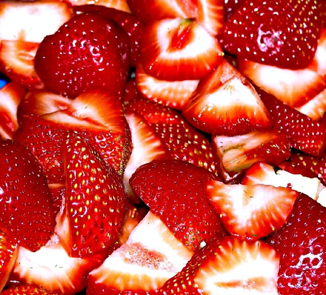 cut-strawberrrys-1327520-639x577